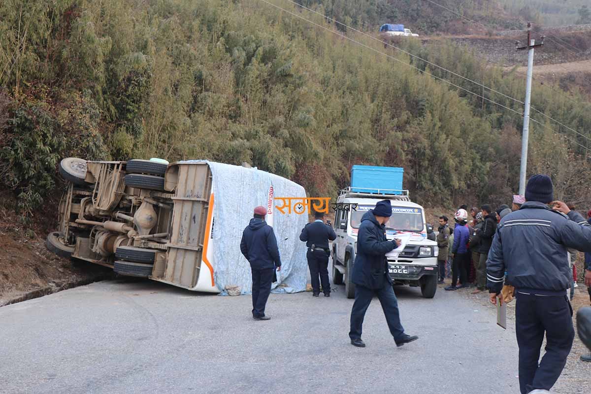 तेह्रथुम बाट काठमाडौं जांदै गरेको मितेरी बस नुनथलामा दुर्घटना