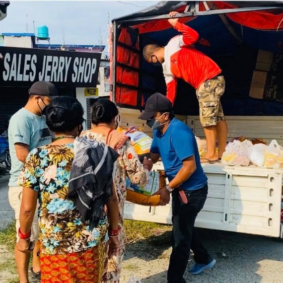 युवा निर्माण व्यवसायी तिवारी द्धारा विपन्न परिवारलाई १० लाखको खाद्यान्न वितरण