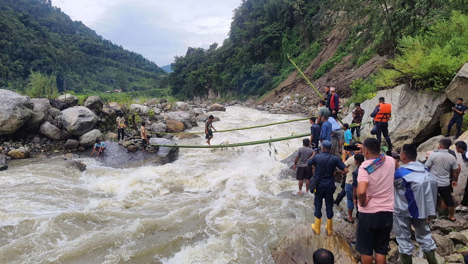 खोलामा फसेका चार जनाको उद्धार