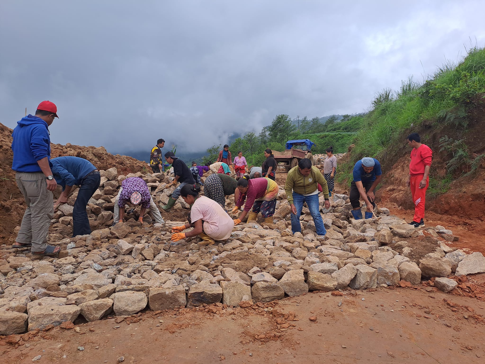 लालीगुराँस नगरपालिकामा श्रमदान मार्फत सडक सोलिङ गराउदै मेयर मावोहाङ