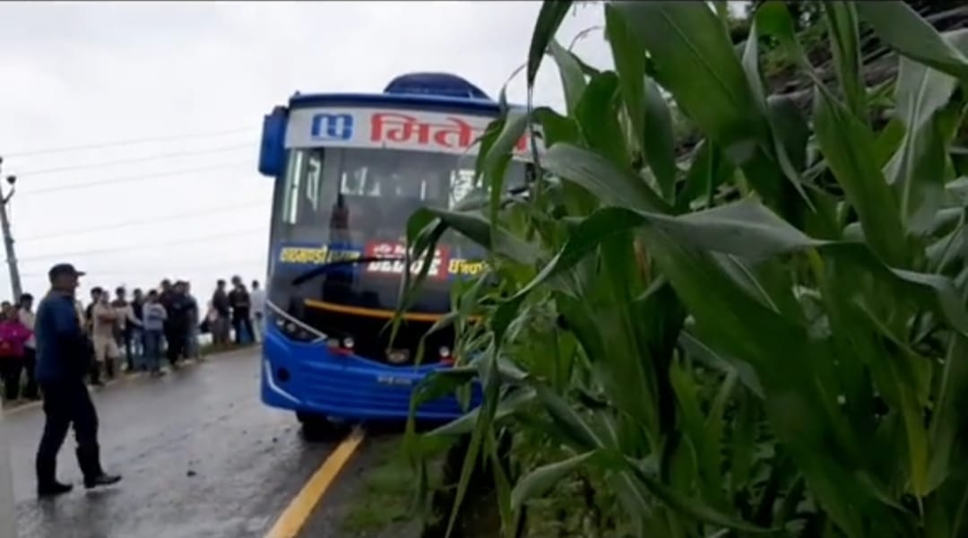 तेह्रथुम बाट काठमाडौं जांदै गरेको मितेरी वसको सिंधुवामा ब्रेक फेल