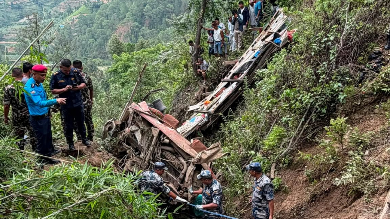 काभ्रेमा बस दुर्घटना, ७ जनाको मृत्यु