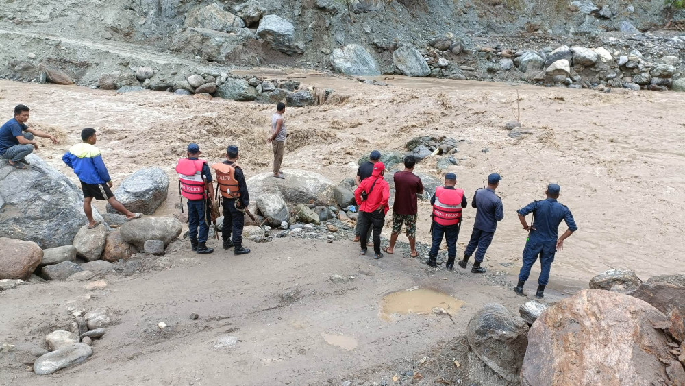 पाँचथरको हेवा खोलामा राखिएको ह्युम पाइप बगेपछि पुनः  यातायात अवरुद्व