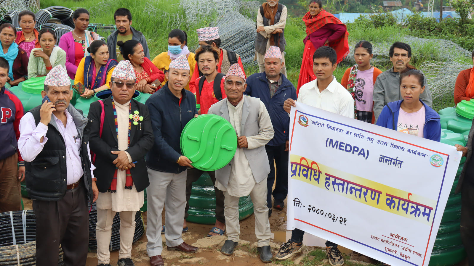 गाउँपालिकाद्धारा लघु उद्यमीलाई सामान हस्तान्तरण